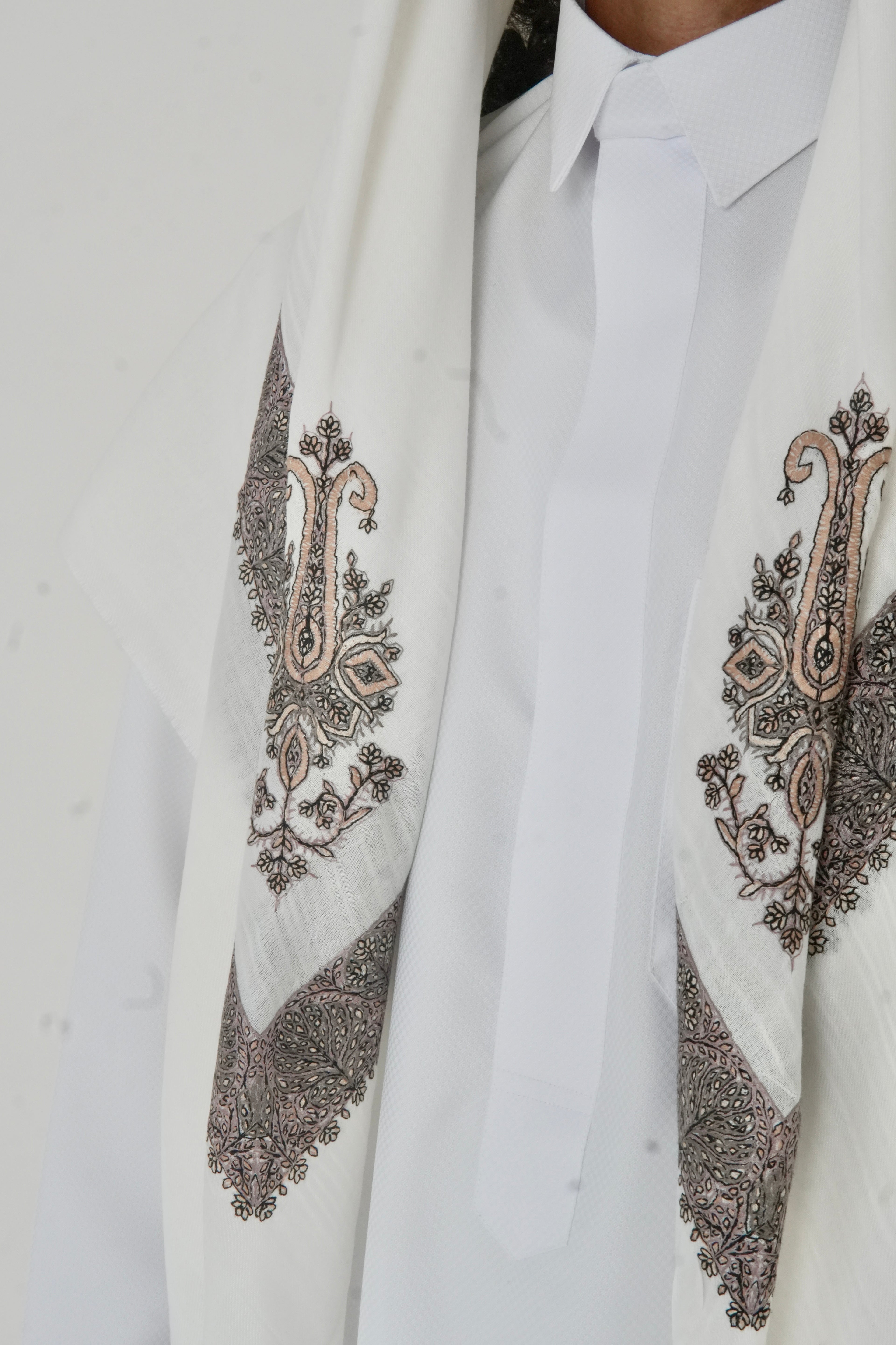 White & Taupe Yemeni Shemagh